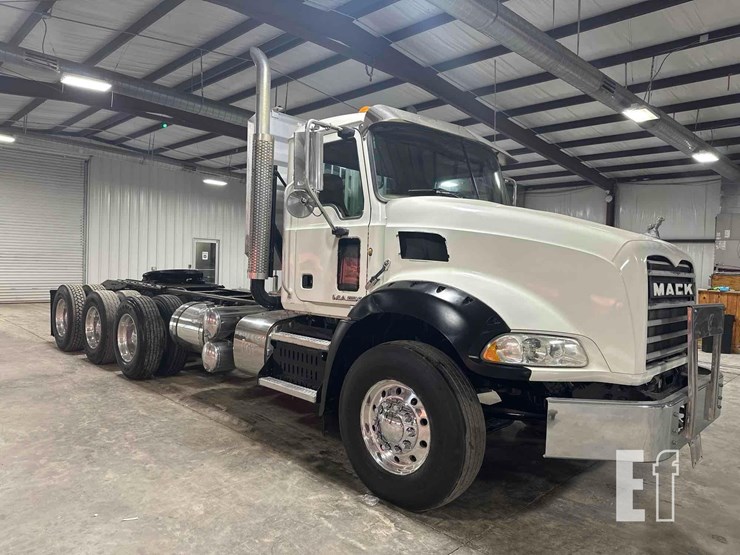 2012-mack-granite-gu813-image-2