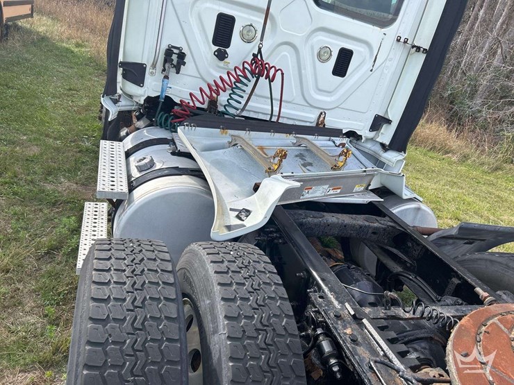 2016-freightliner-cascadia-125-image-24