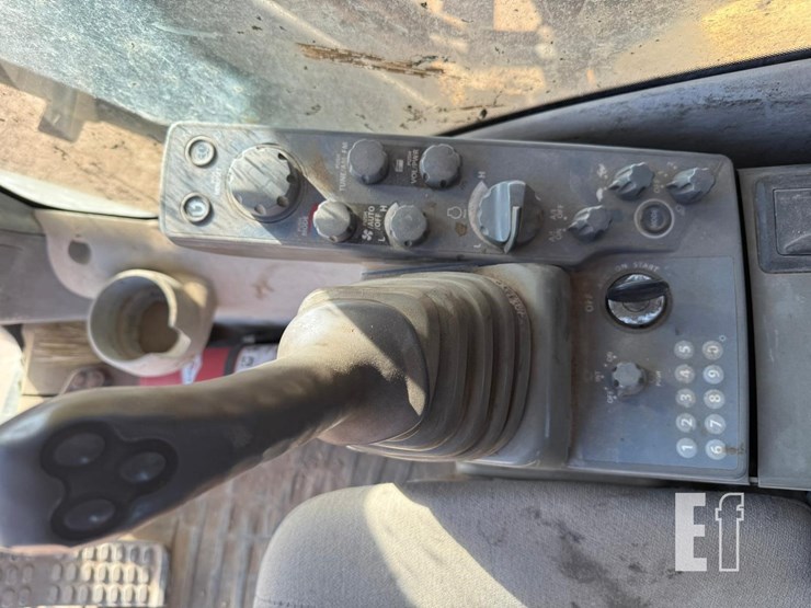 2015-deere-470g-lc-image-14