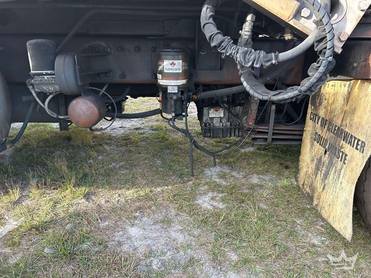 2016-peterbilt-320-image-11