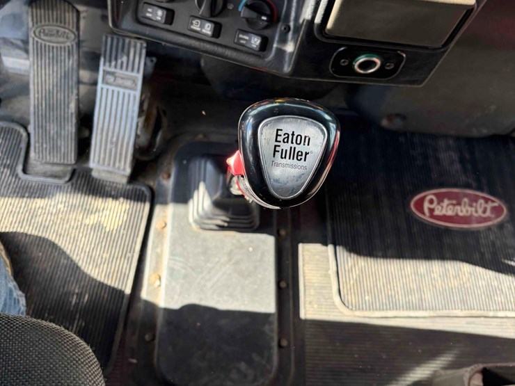 1999-peterbilt-379-image-18
