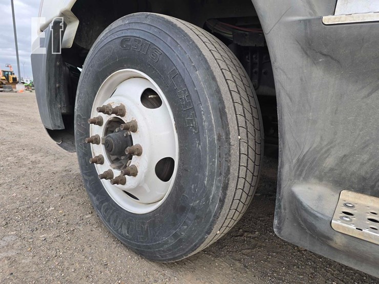 2018-freightliner-cascadia-113-image-21