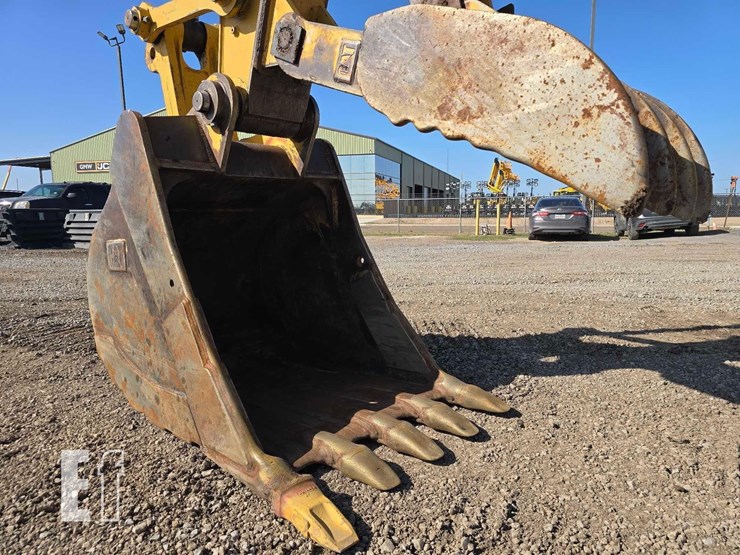 2020-caterpillar-323-image-12