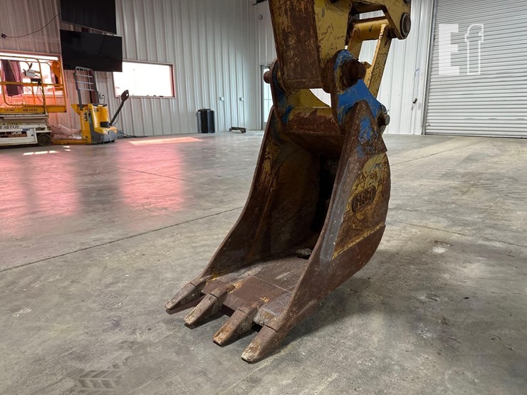 2017-caterpillar-415f2-image-18