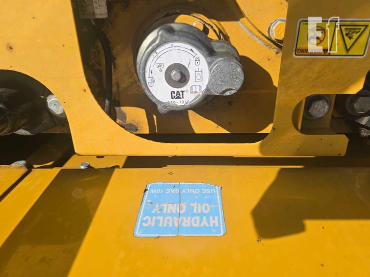 2020-caterpillar-323-image-41