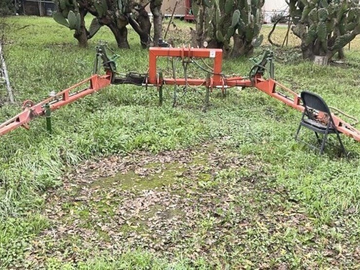 (offsite)-rears-30'-3-pt-folding-spray-boom-image-1