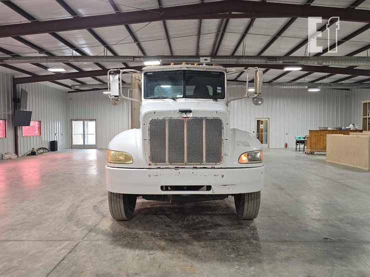 2010-peterbilt-340-image-7