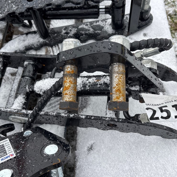 #2512 • 2025 Unused IR Hydraulic Thumb Clamp