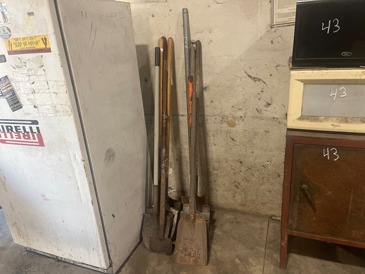 #42-•-lot-of-10-assorted-shovels-image-1