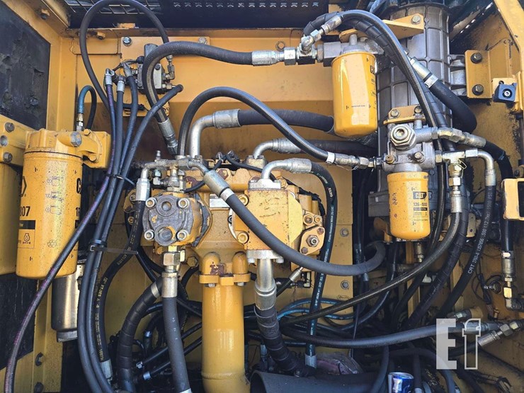 2005-caterpillar-322c-image-38