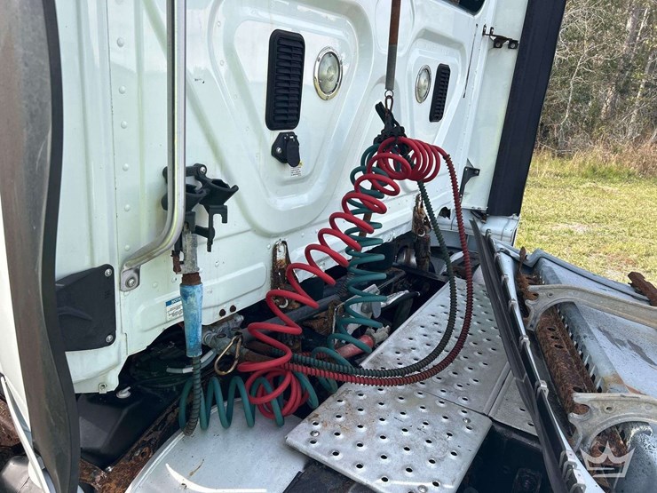 2016-freightliner-cascadia-125-image-19