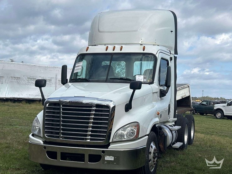2016-freightliner-cascadia-125-image-1
