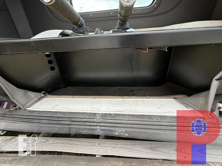 36-peterbilt-sleeper-w/-air-ride-components-image-8