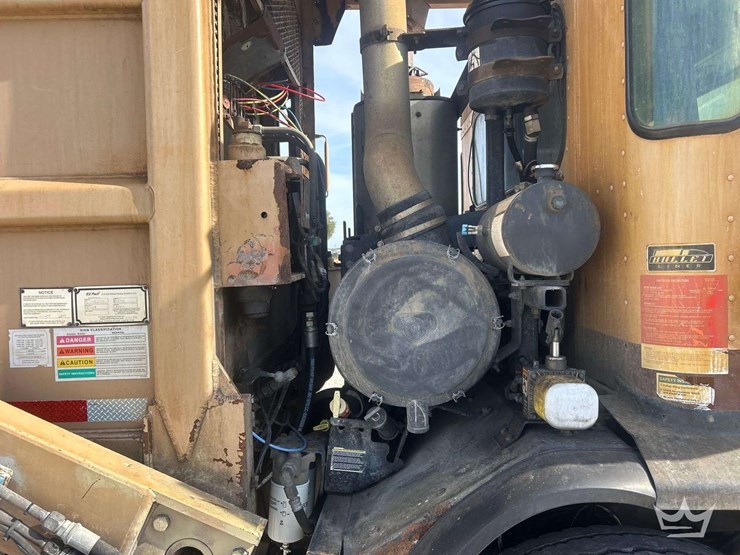 2018-peterbilt-320-image-12