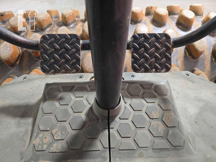 2012-caterpillar-cp56b-image-24