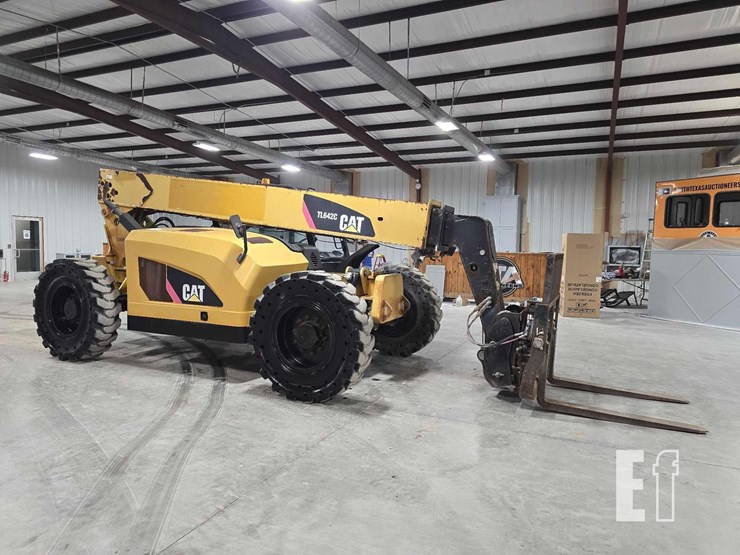 2015-caterpillar-tl642c-image-2