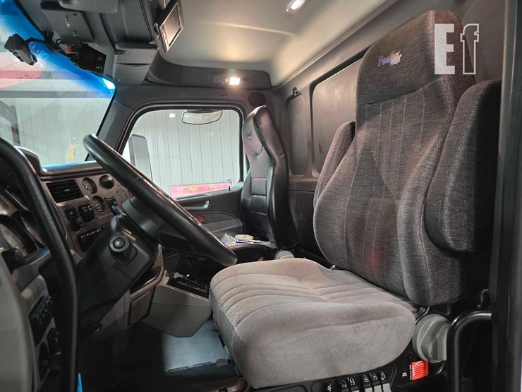 2017-peterbilt-579-image-16