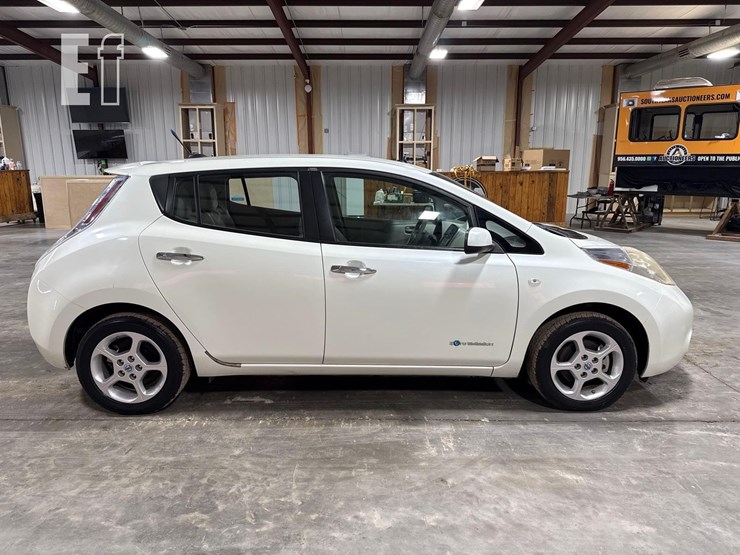 2011-nissan-leaf-image-6