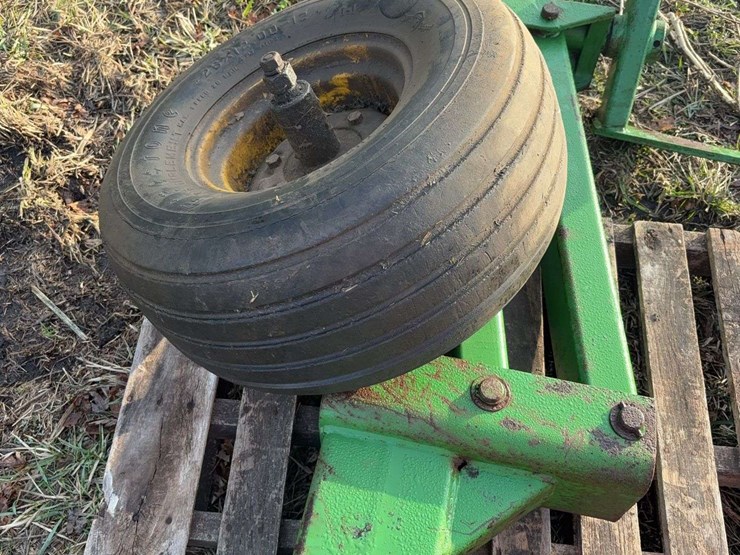 john-deere-planter-lift-assist-frame-and-tire-image-4