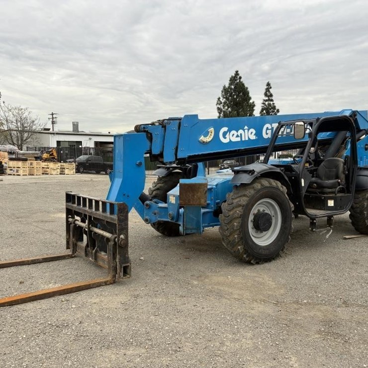 2015 GENIE GTH1056