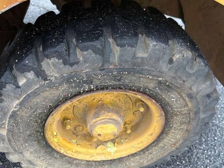 white-4000lb-propane-forklift-1193-image-12