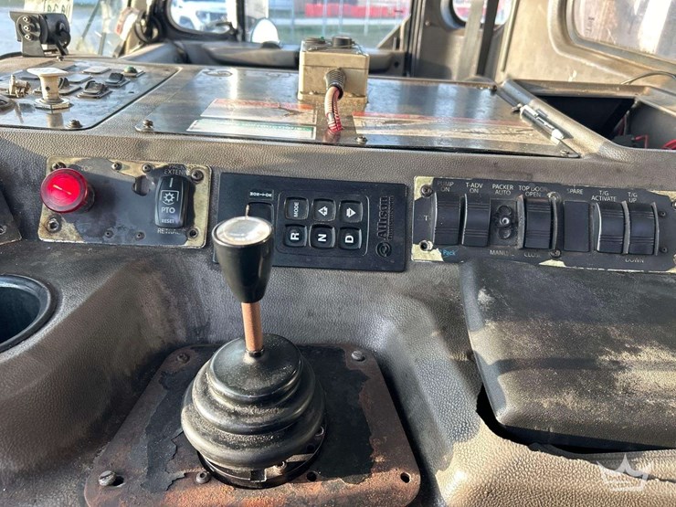 2018-peterbilt-320-image-16