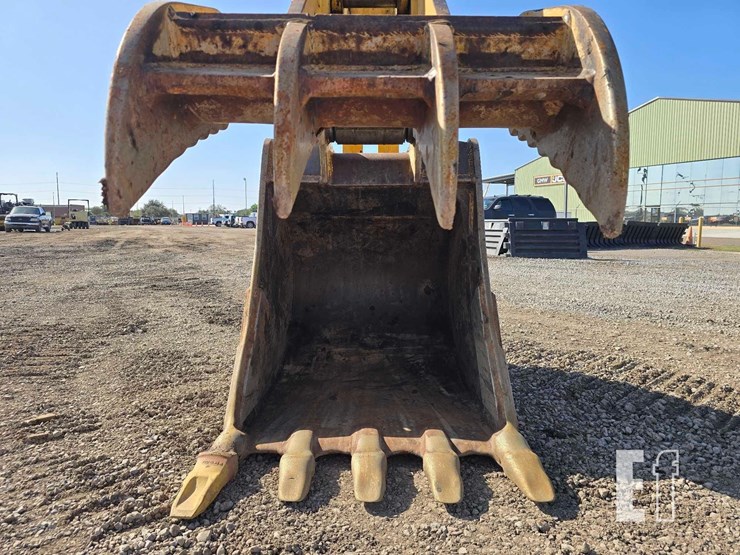 2020-caterpillar-323-image-13