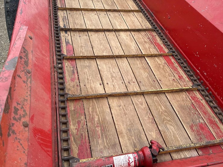 new-holland-329-image-3