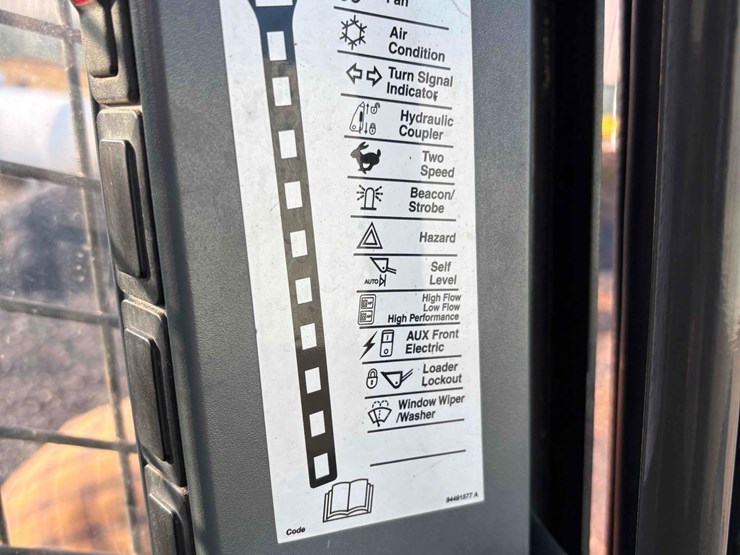 2012-new-holland-l225-image-15