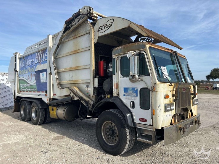 2017-peterbilt-320-image-2