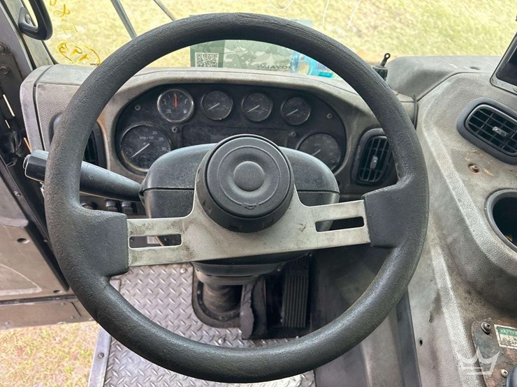 2018-peterbilt-320-image-10