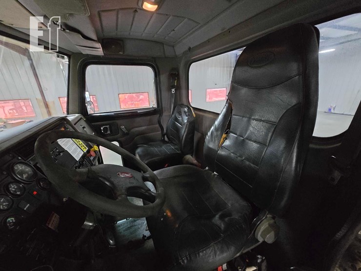 2010-peterbilt-340-image-9