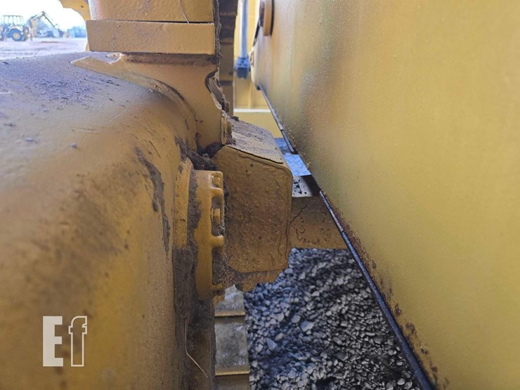 2020-caterpillar-d6-image-26