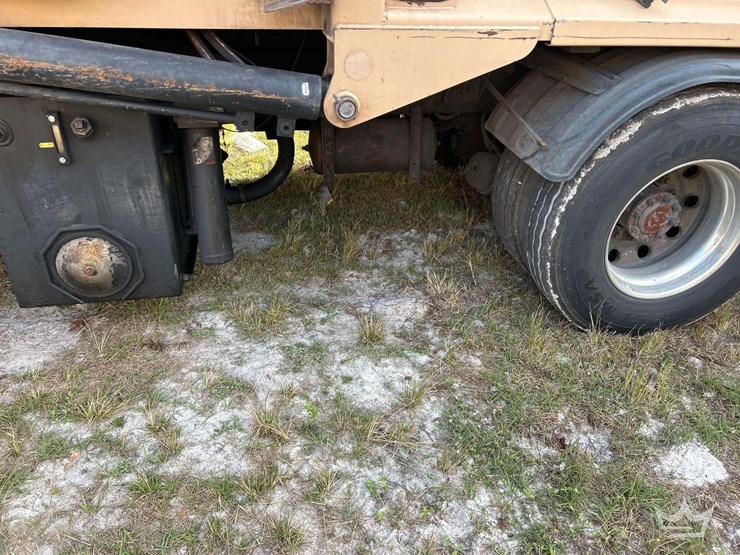 2016-peterbilt-320-image-14