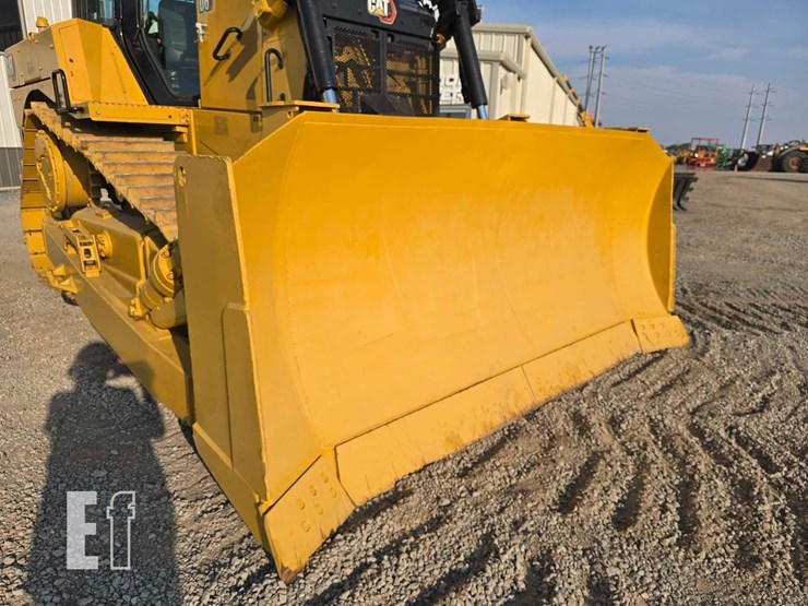 2020-caterpillar-d6-image-10