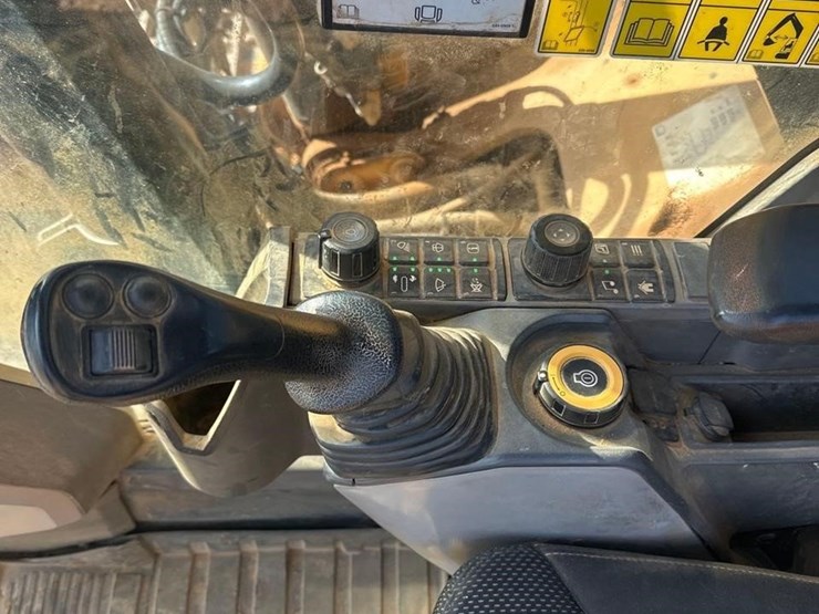 2018-caterpillar-320-image-29