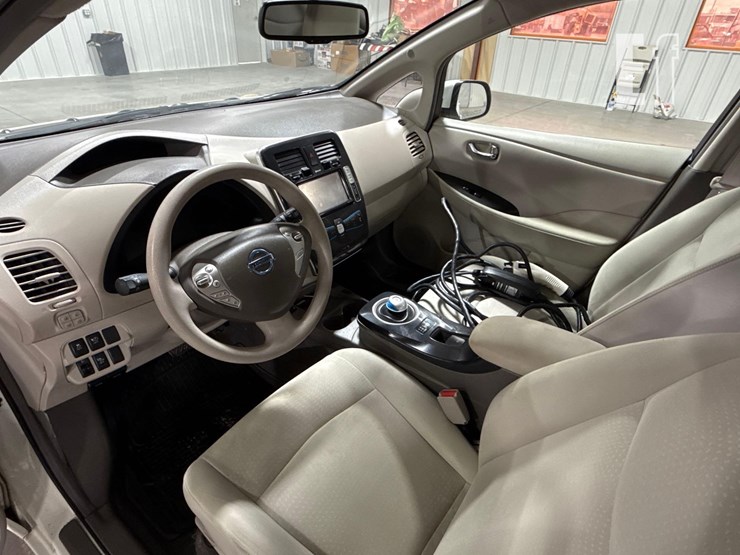 2011-nissan-leaf-image-11