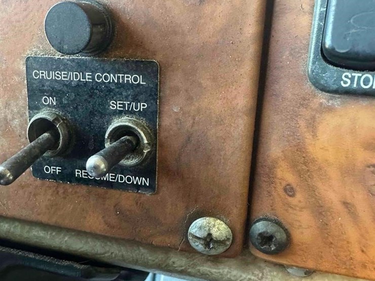 2008-peterbilt-335-image-35