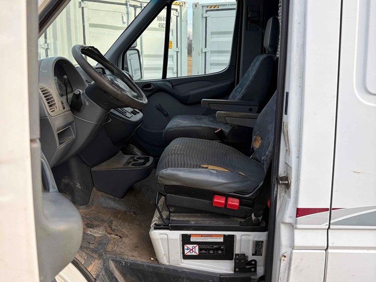 2006-freightliner-2500-hc-sprinter-van-image-12