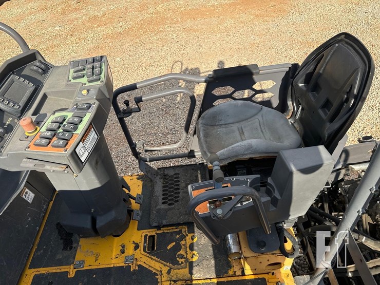 2018-volvo-p7110b-image-29