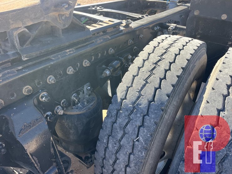 2022-freightliner-coronado-122-sd-image-4