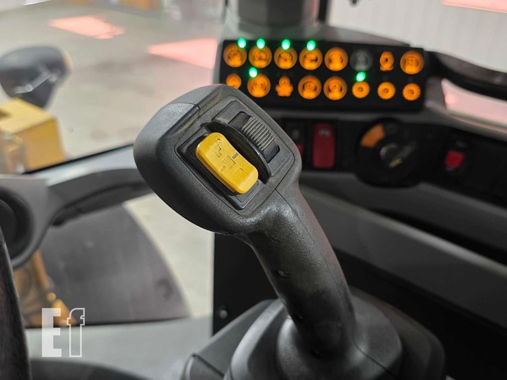 2015-caterpillar-930m-image-19