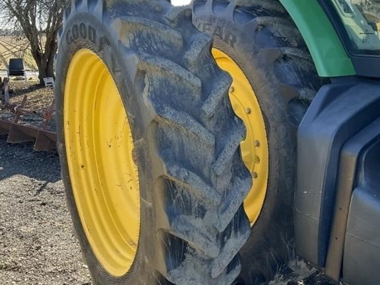 john-deere-8235r-image-16