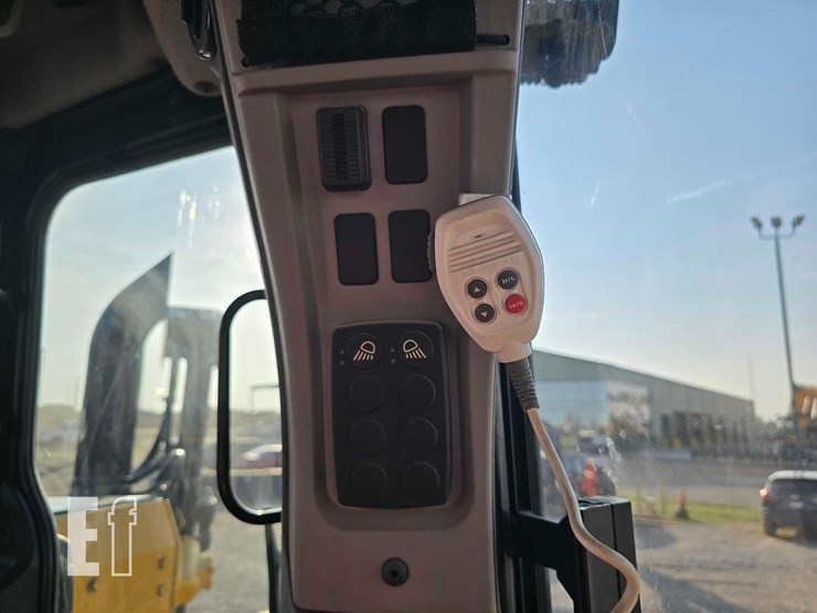 2020-caterpillar-d6-image-18