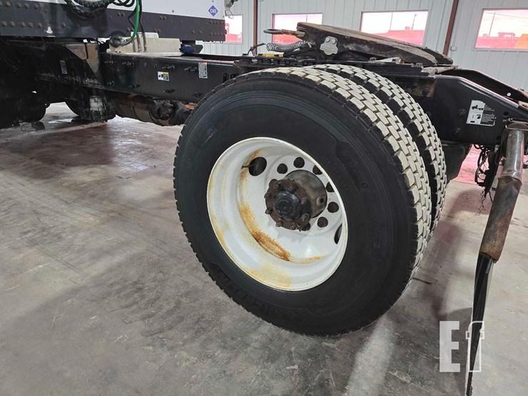 2017-peterbilt-579-image-11