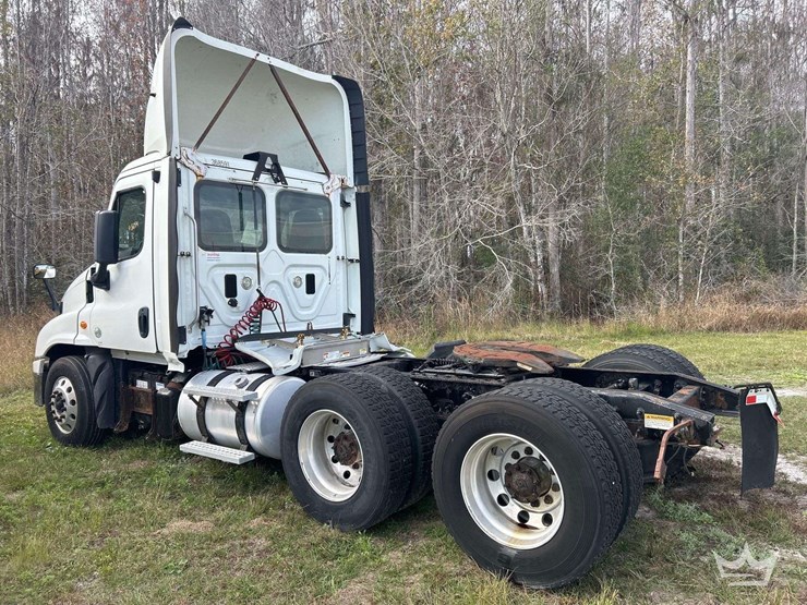2016-freightliner-cascadia-125-image-4