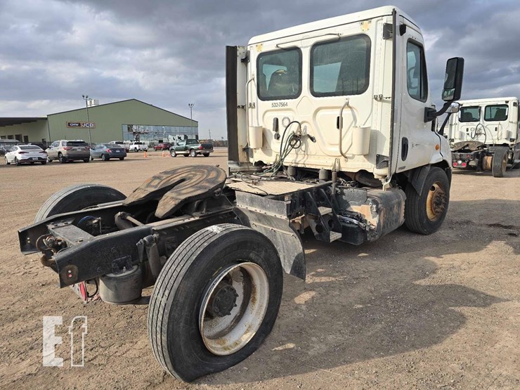 2018-freightliner-cascadia-113-image-3