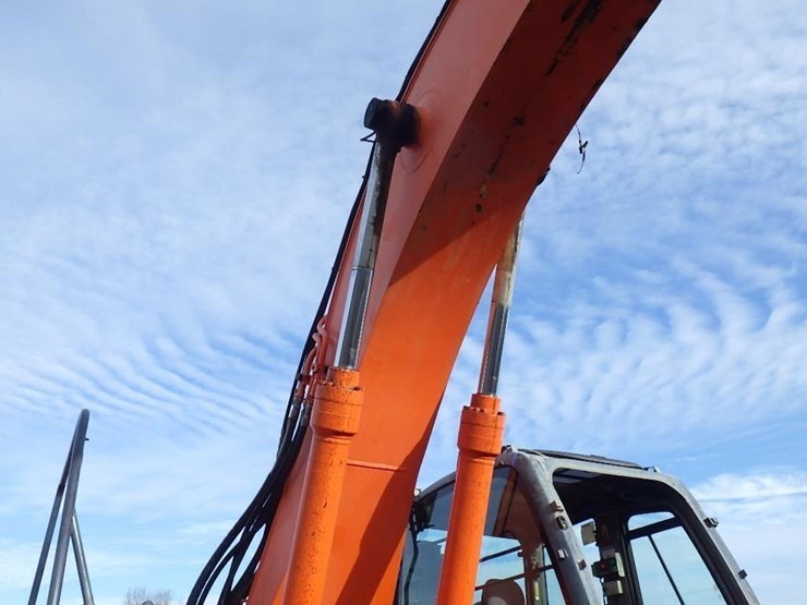 hitachi-zx225us-lc-image-21