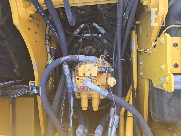 2020-caterpillar-323-image-40