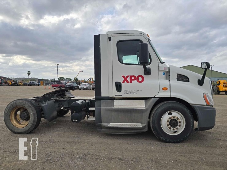 2018-freightliner-cascadia-113-image-6